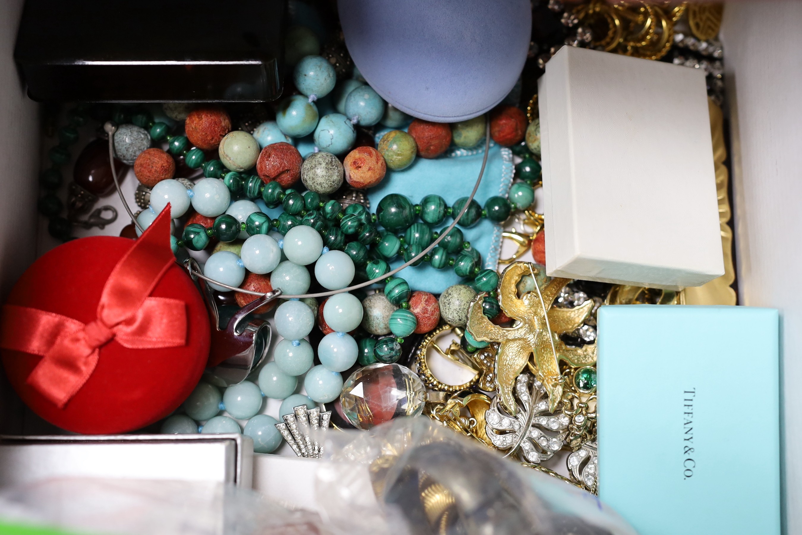 Assorted costume jewellery.